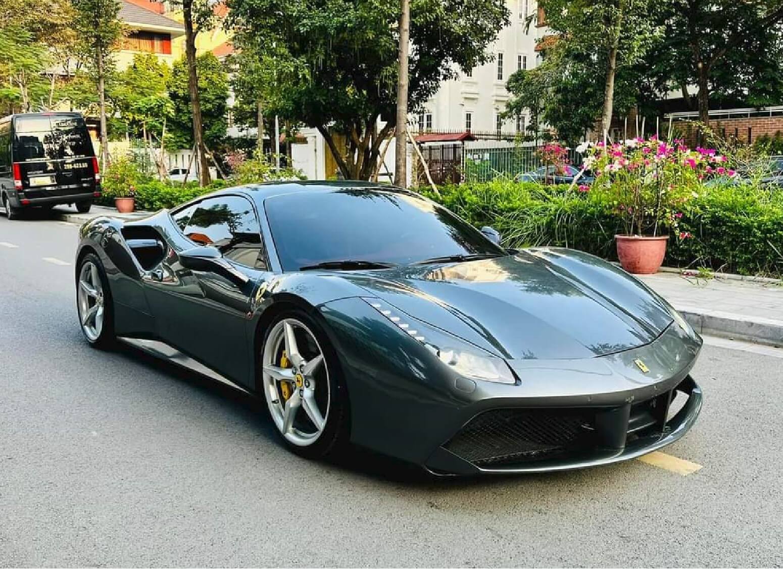 Thu mua xe Ferrari cũ giá cao