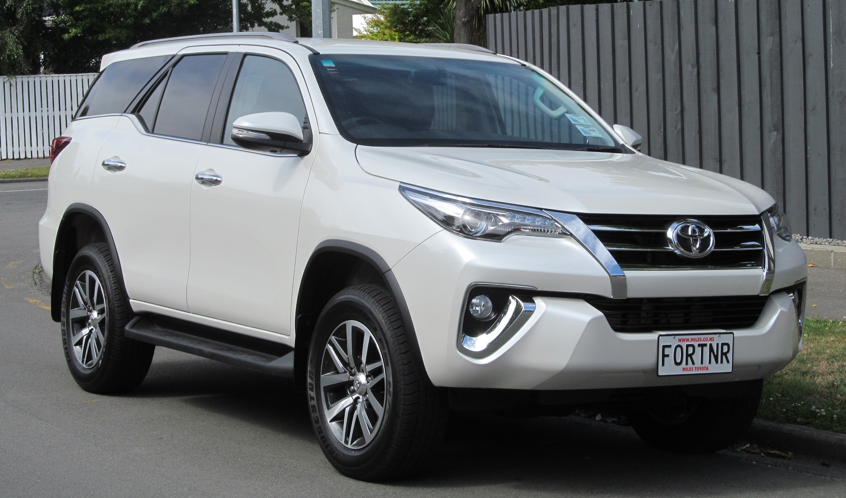 Thu Mua Xe Ô Tô Cũ Toyota Fortuner – Đánh Giá Sức Nóng Thị Trường