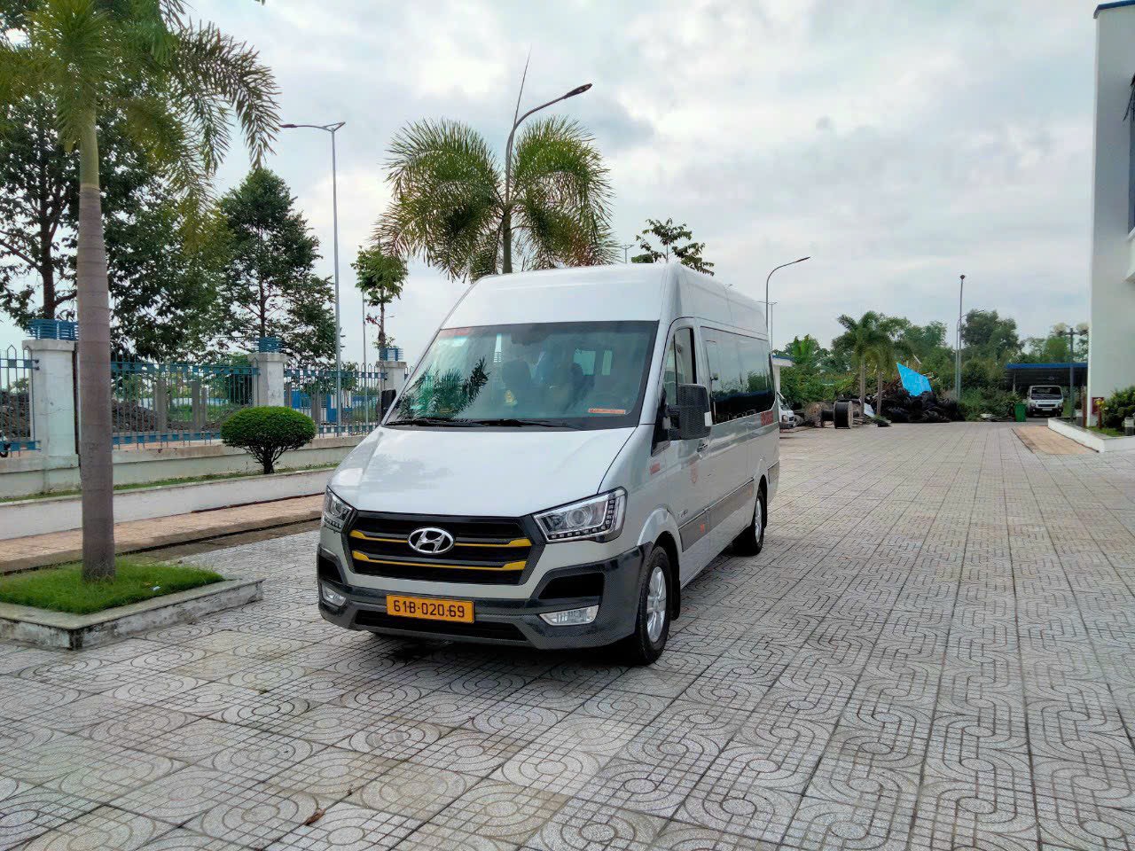 Mua xe Hyundai Solati cũ giá cao thủ tục nhanh